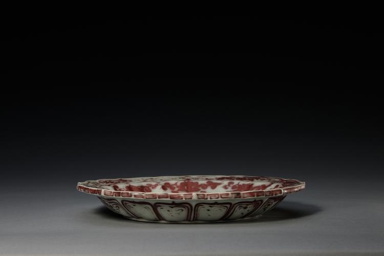 釉里红缠枝牡丹纹盏托