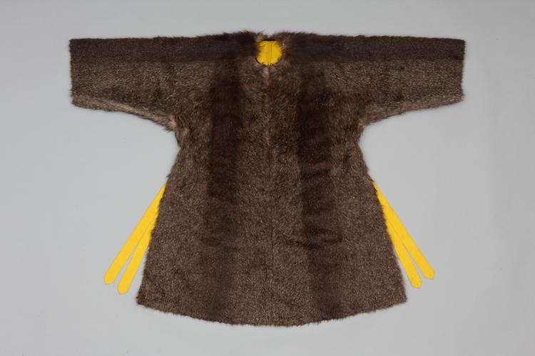 明黄色团龙纹暗花江绸玄狐皮端罩