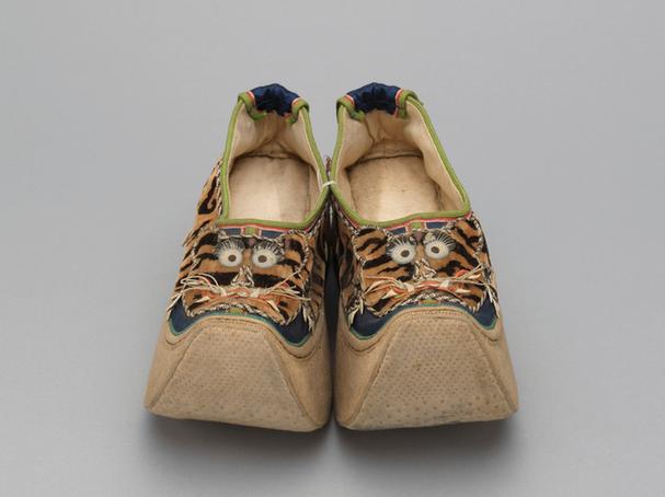 蓝色缎补绒老虎纹皂鞋