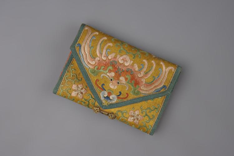 黄色缎绣蝙蝠荷包式火燫