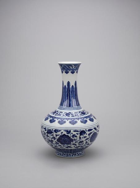 嘉庆款青花缠枝莲凸弦纹赏瓶