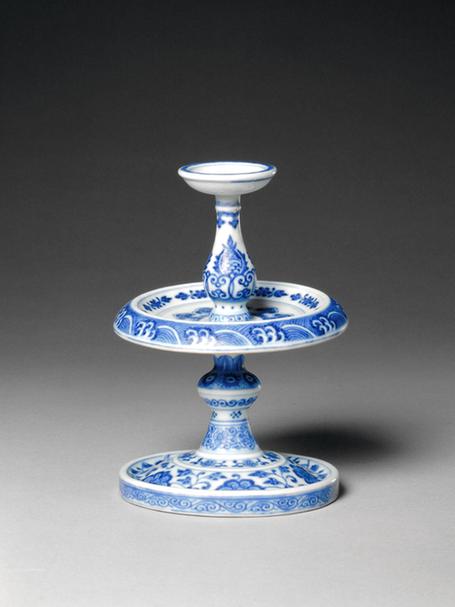 嘉庆款青花缠枝莲纹烛台