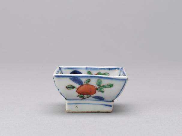 万历款五彩折枝花果纹长方碟