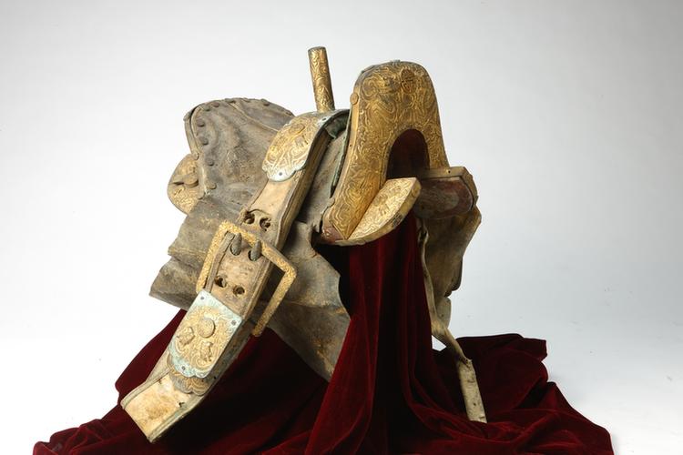 木镶铜镀金錾龙纹车鞍