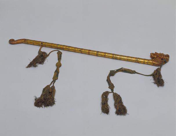 金漆缠枝莲纹龙形笛