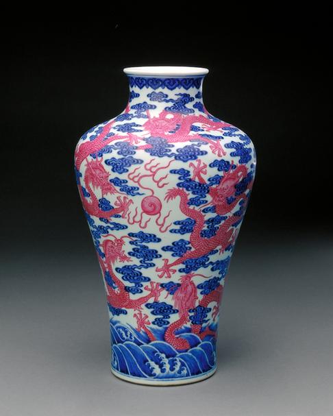 青花云胭脂紫彩龙纹梅瓶