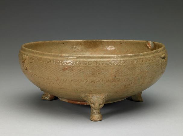 青釉印网格纹三兽足洗