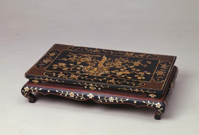 黑漆嵌螺钿花鸟图长方几