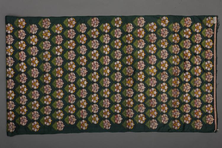深绿色地簇花纹回回锦