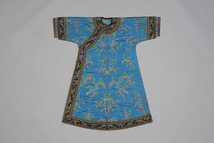 月白色缎绣彩藤萝纹棉衬衣