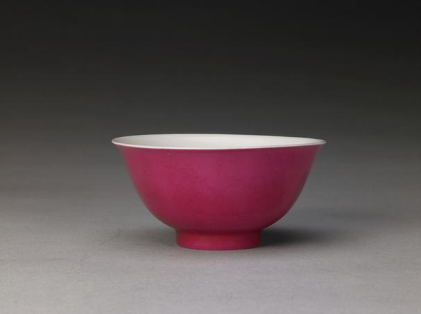 雍正款里白釉外胭脂水釉暗划龙纹碗