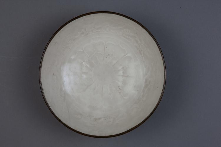 仿定窑白釉印花碗