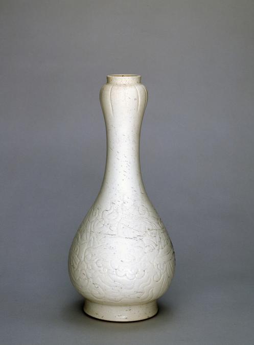 白釉刻花蟠螭灵芝纹莲口瓶