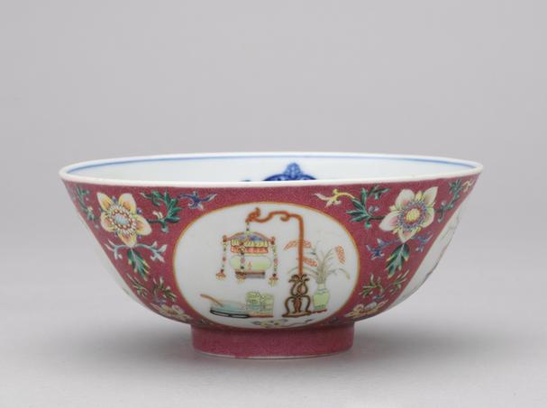 紫地粉彩开光博古图碗