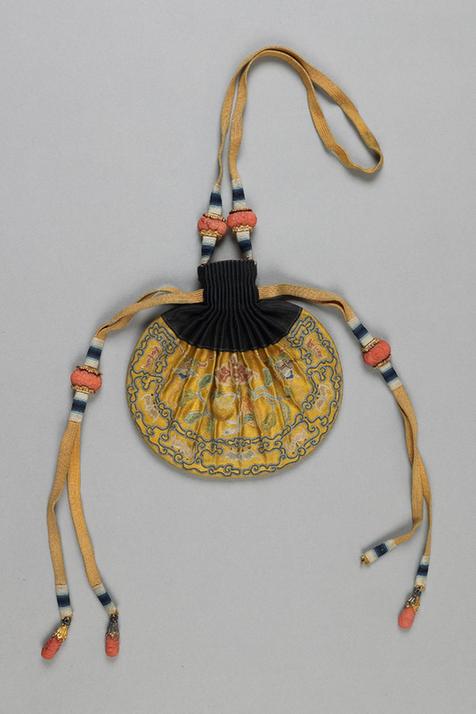 黄色缎绣蝠柿纹椭圆荷包