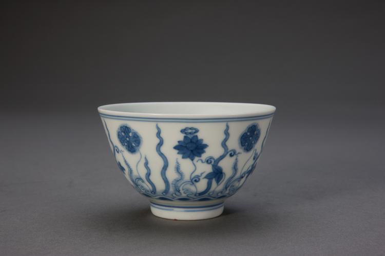 青花水藻花卉图小碗