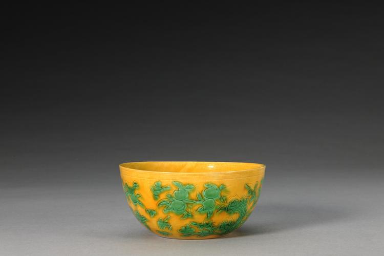 嘉靖款黄地绿彩花鸟图卧足碗