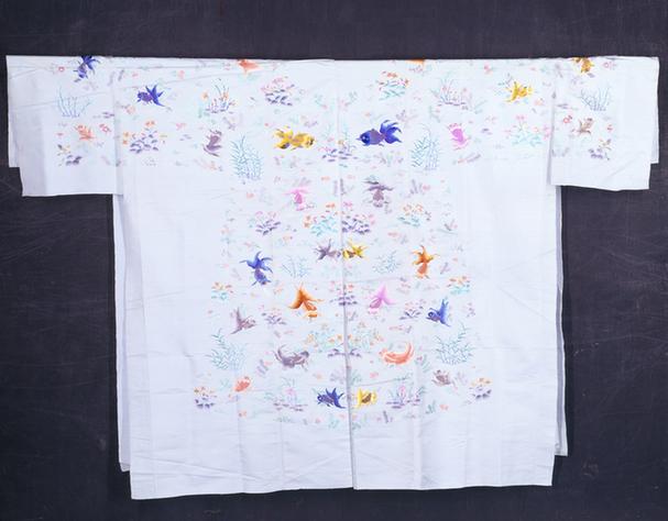 湖色绸绣浅彩鱼藻纹氅衣料