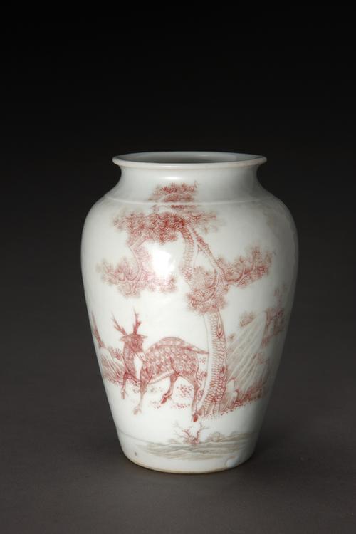 釉里红松鹿图罐