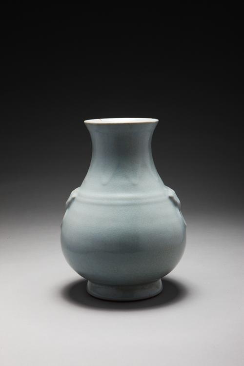 雍正款仿汝釉凸莲瓣纹兽耳衔环尊