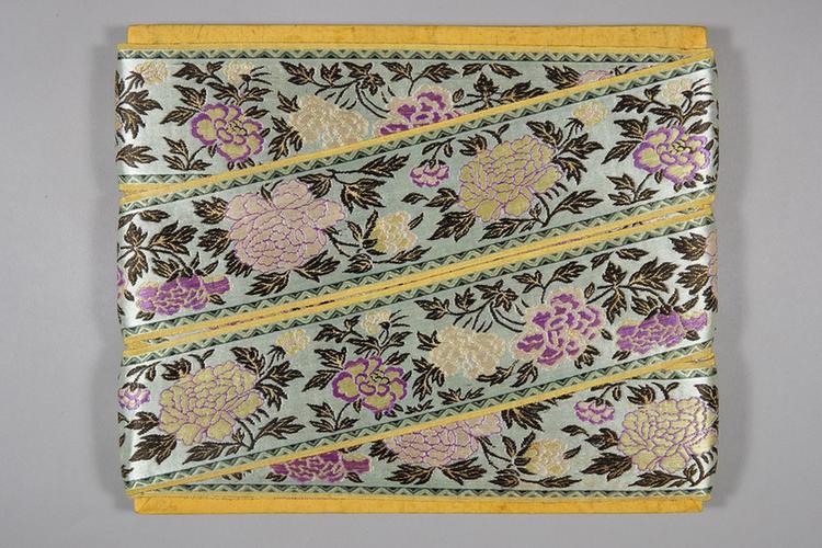 湖色缎地织金水墨浅彩牡丹纹绦