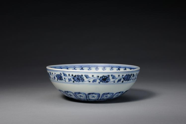 青花缠枝莲纹卧足碗