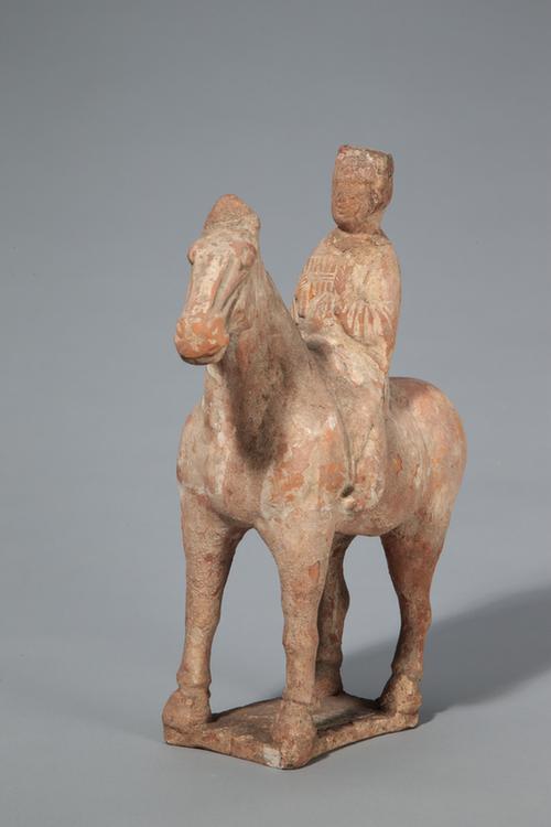 陶画彩持排箫骑马男俑