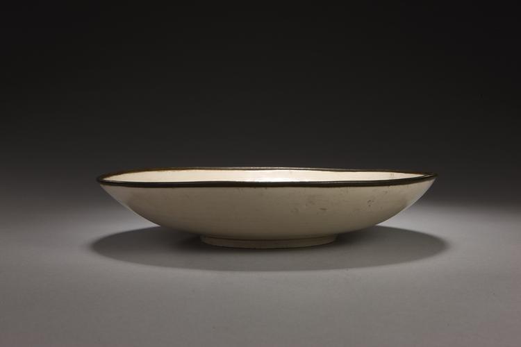 定窑白釉印花荷莲双鱼纹盘