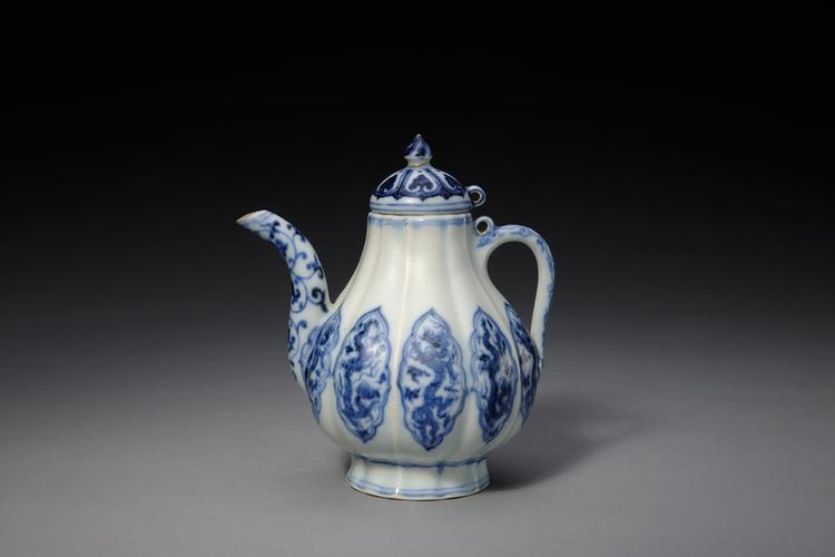 宣德款青花云龙纹瓜棱执壶