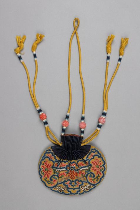 石青色缎口满纳菊花盘肠纹椭圆荷包