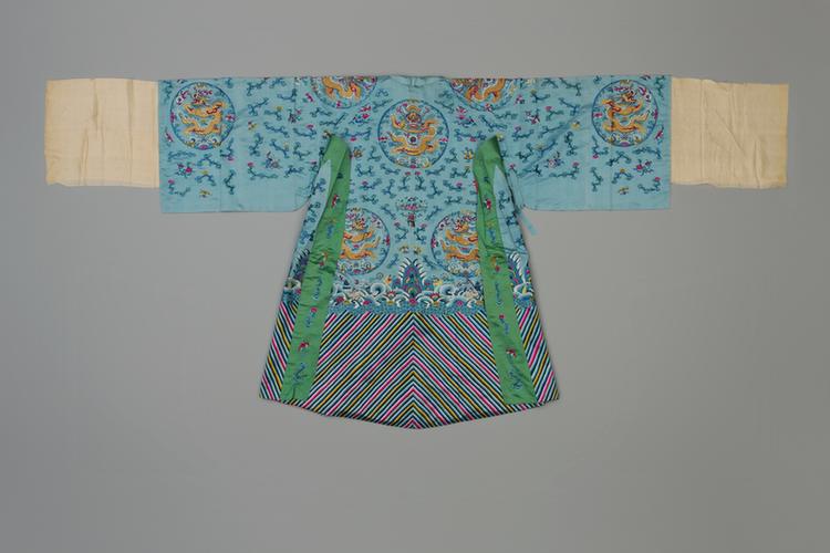 月白色缎绣彩云蝠暗八仙金十团龙纹男蟒