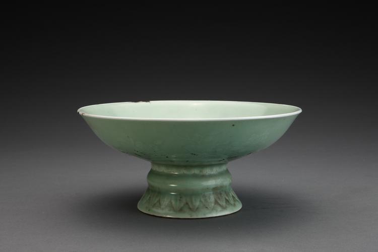 雍正款冬青釉高足碗