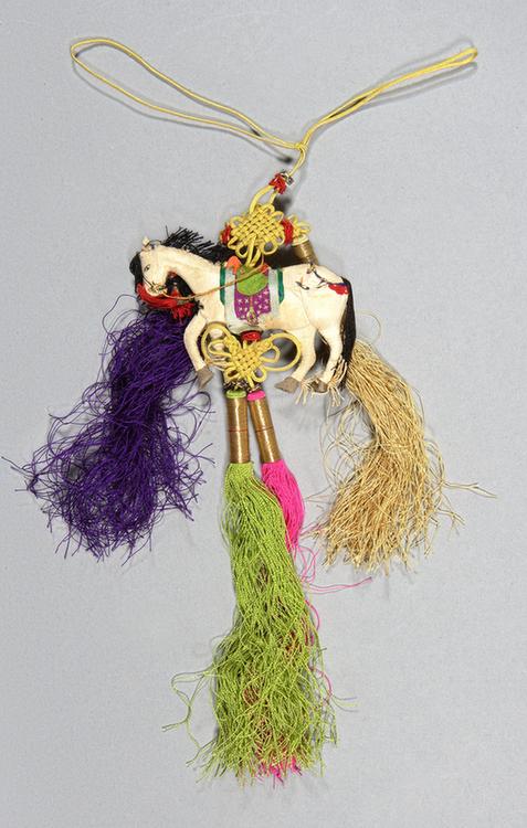 彩色钉绫绣鞍马形香囊