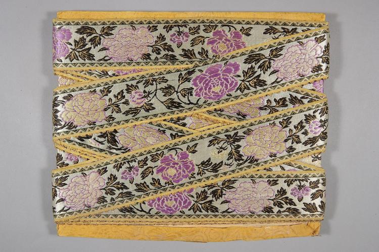 湖色缎地织金水墨浅彩牡丹纹绦