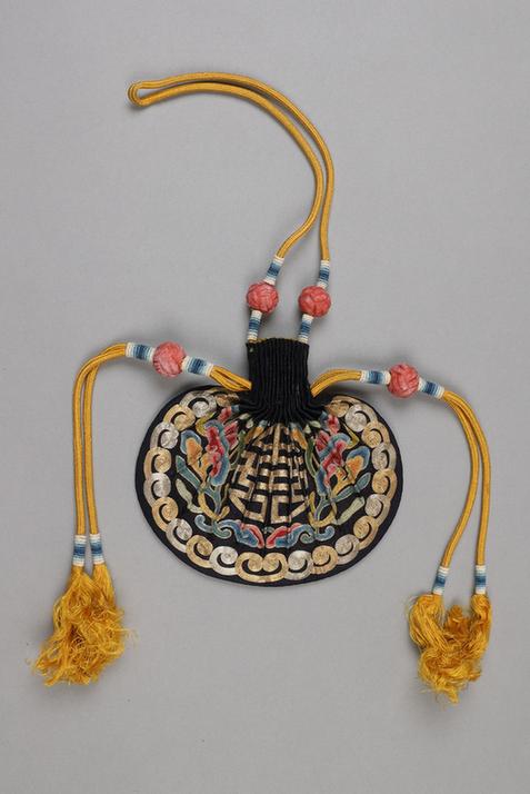 石青色缎平金银锁绣灵芝团寿纹椭圆荷包