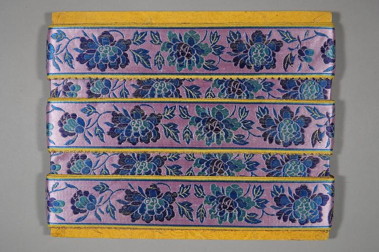 雪灰色缎地织金三蓝牡丹纹绦