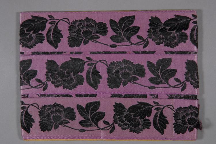 雪灰色缎地墨彩勾莲牡丹纹绦