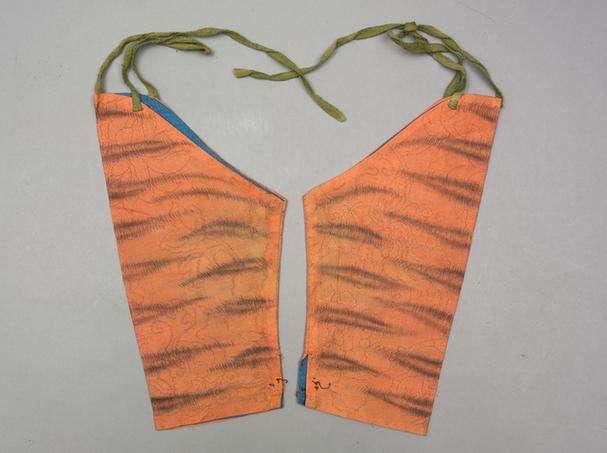 杏黄色菊蝶纹实地纱画虎皮纹夹套裤