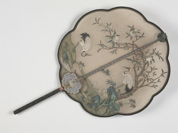 纱贴绢桃树仙鹤图面乌木雕花柄团扇