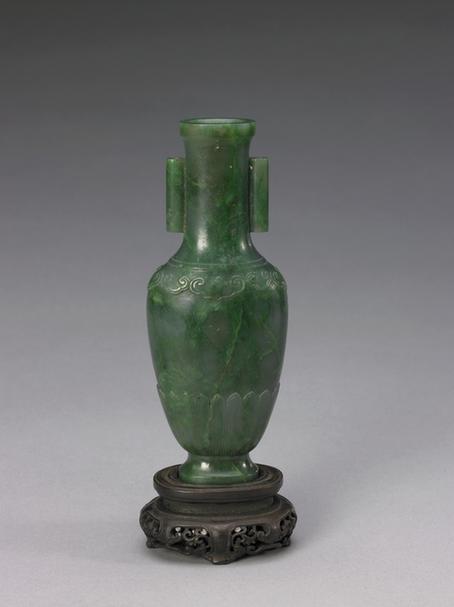 碧玉菊瓣纹贯耳扁瓶