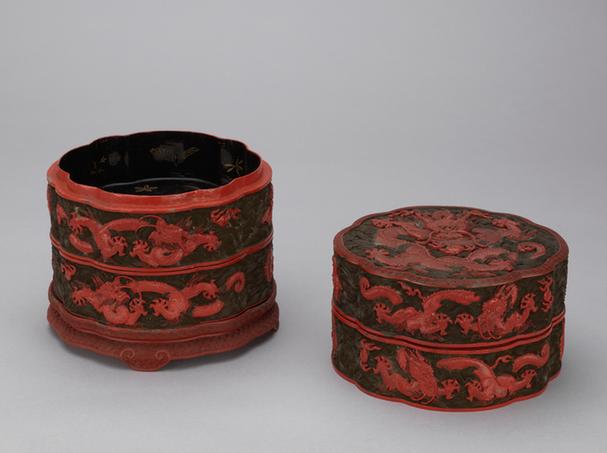 乾隆款剔彩云龙纹葵瓣式三层套盒