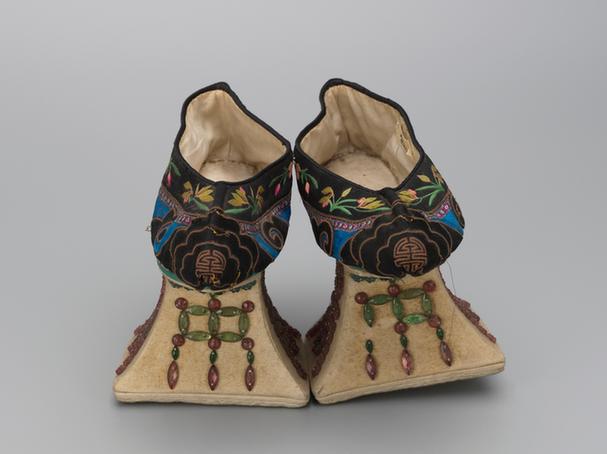 品月色缎绣花卉纹嵌料珠花盆底夹鞋