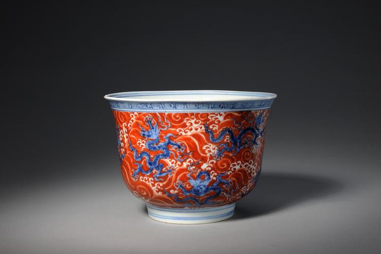 青花矾红彩海水龙纹碗