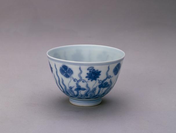 青花水藻花纹小碗