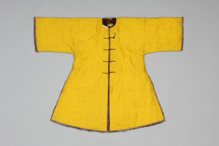 明黄色江山万代纹暗花江绸貂皮端罩