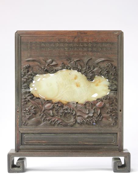 红木雕花边嵌玉插屏