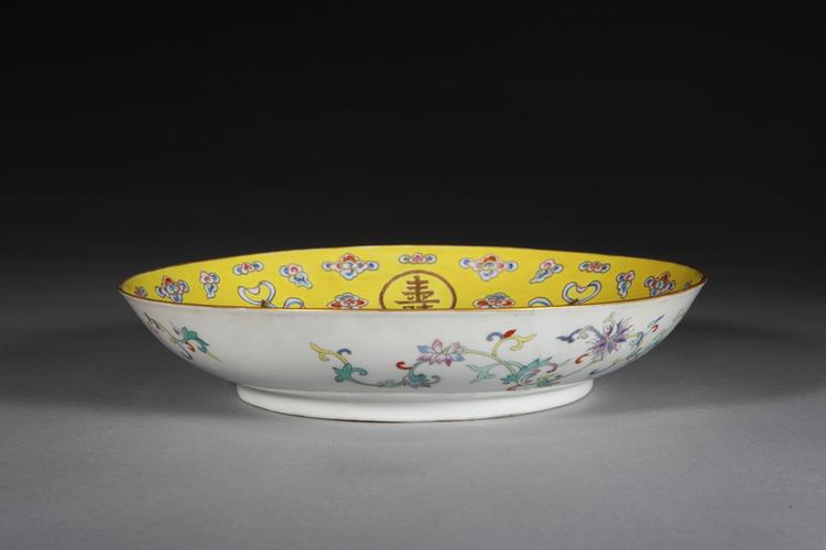 光绪款外白地里黄地粉彩描金结带“卍”字“万寿无疆”盘