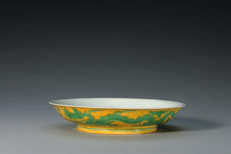 正德款里白釉暗龙外黄地绿彩云龙纹盘