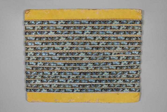 元青色缎地织金三蓝冰梅纹绦