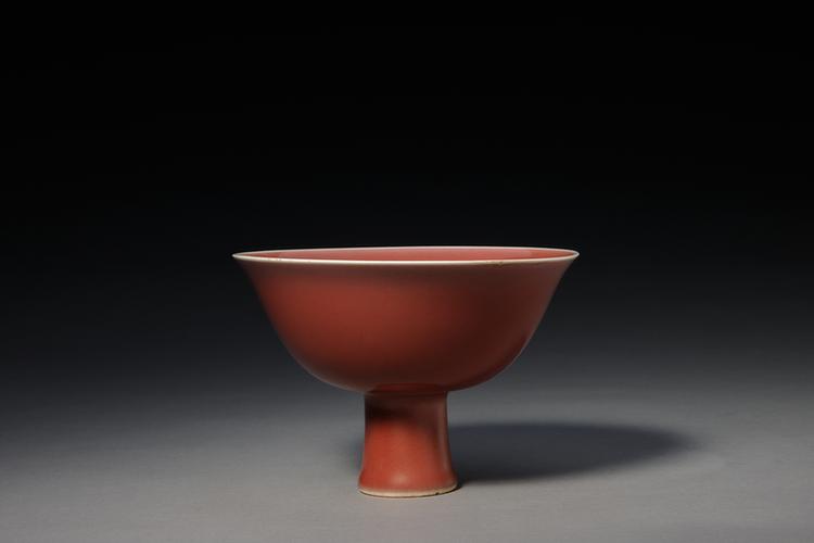 鲜红釉模印云龙纹高足碗